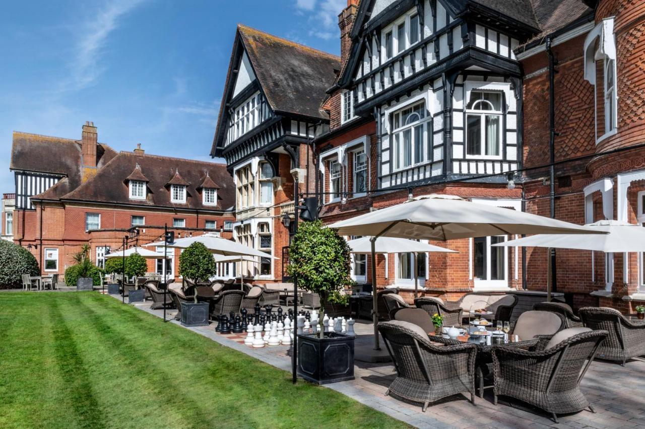 Woodlands Park Hotel Cobham  Exterior photo