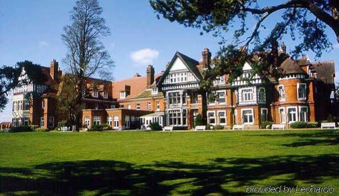 Woodlands Park Hotel Cobham  Exterior photo